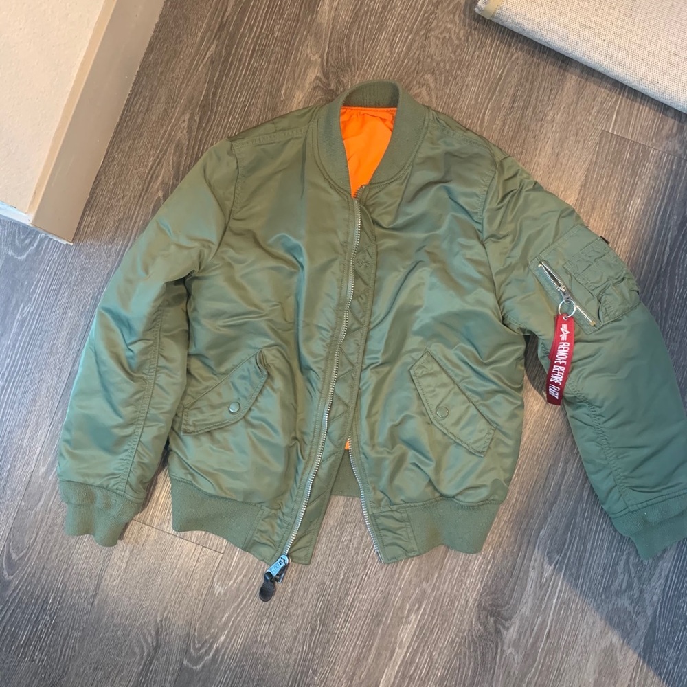 ALPHA INDUSTRIES BOMBER JACKET.